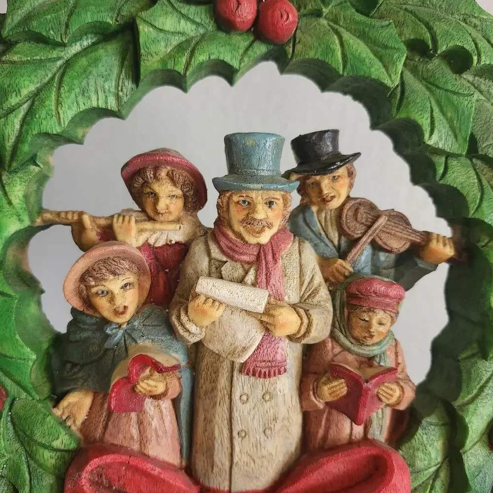 Vintage Christmas Wreath Old Fashioned Carolers Berries & Bow Resin 1970's Decor